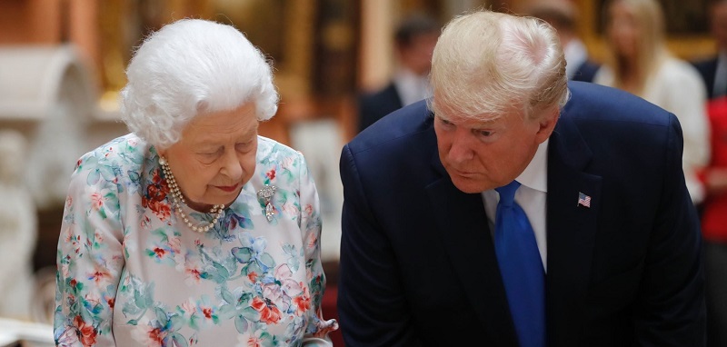 Covid-19-anniversaire-les-indiscretions-sur-la-conversation-entre-Elizabeth-II-et-Donald-Trump