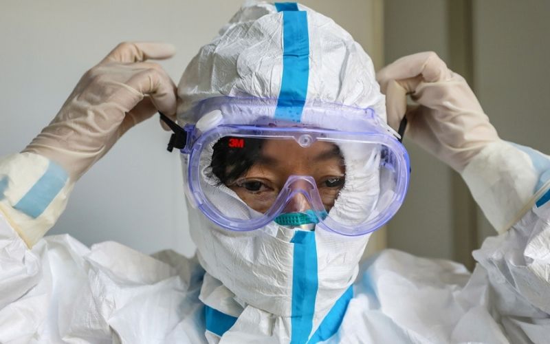 Covid-19-cette-photo-dun-medecin-enlacant-un-malade-emeut-les-internautes