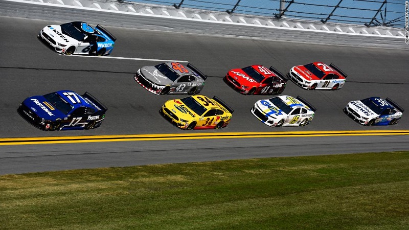 Crash-spectaculaire-dun-pilote-de-NASCAR-a-300kmh-pendant-une-course-automobile-video