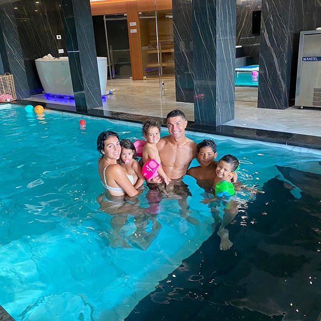 Cristiano-Ronaldo-et-sa-famille-dans-la-piscine