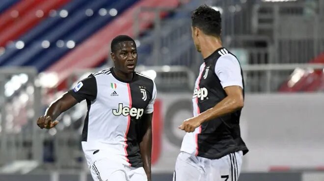 Daouda-Peeters-et-Cristiano-Ronaldo-dans-un-match-officiel