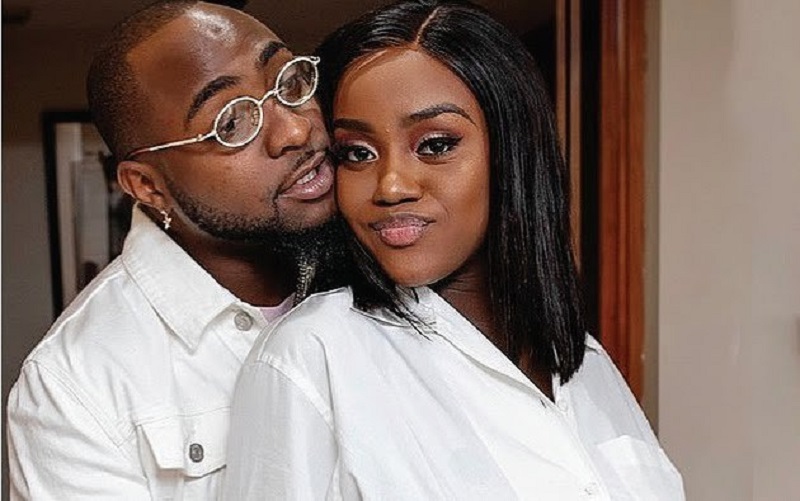 "Ne vous mêlez pas de la relation d'un homme et d'une femme", quand l'assistant de Davido partage une photo de la star et Chioma