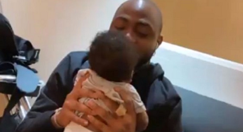 Davido-la-star-confie-son-fils-a-Jesus-Christ-a-loccasion-de-son-1er-anniversaire