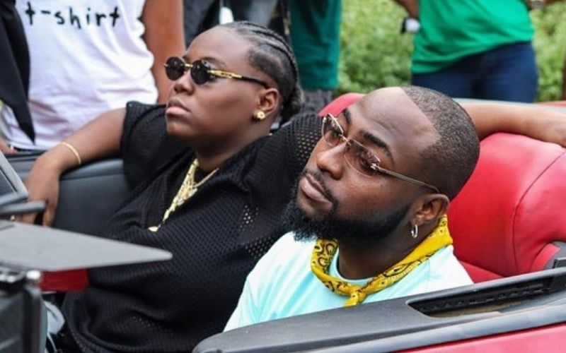 Davido-quand-la-chanteuse-Teni-courait-derriere-sa-voiture-pour-un-featuring-video