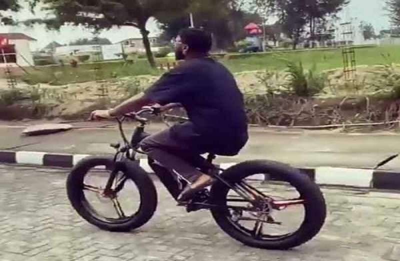 Davido-voici-le-prix-de-son-velo-Mercedes-Benz-qui-fait-le-buzz
