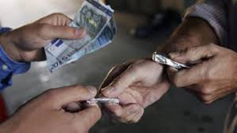 Dealer-il-vend-de-la-cocaine-a-un-policier-infiltre