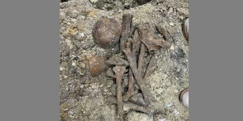 Decouverte-dossements-humains-par-les-ouvriers-sur-un-chantier-photo-2