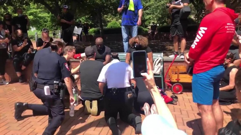 Des-Blancs-americains-lavent-les-pieds-de-Noirs-afin-de-sexcuser-pour-le-racisme-video