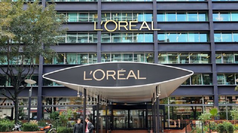 Des-internautes-boycottent-la-decision-de-LOreal-et-jettent-leurs-produits-a-la-poubelle-videos