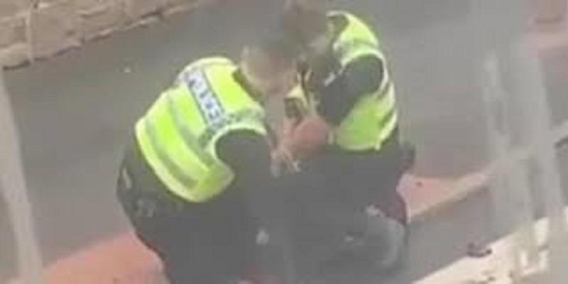 Detends-toi-ou-je-tetouffe-les-propos-dun-officier-de-police-a-un-civil