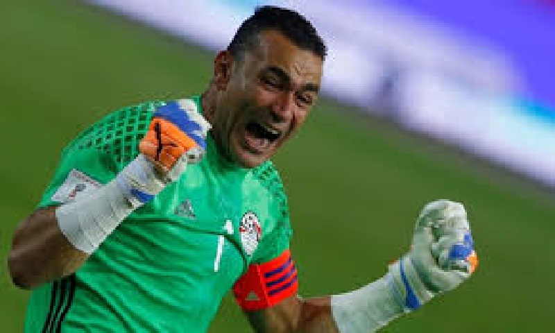 Egypte-Football-le-legendaire-gardien-El-Hadary-range-ses-gants-officielle