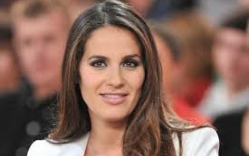 Elisa-Tovati-la-chanteuse-pose-entierement-nue-pour-annoncer-un-mysterieux-projet