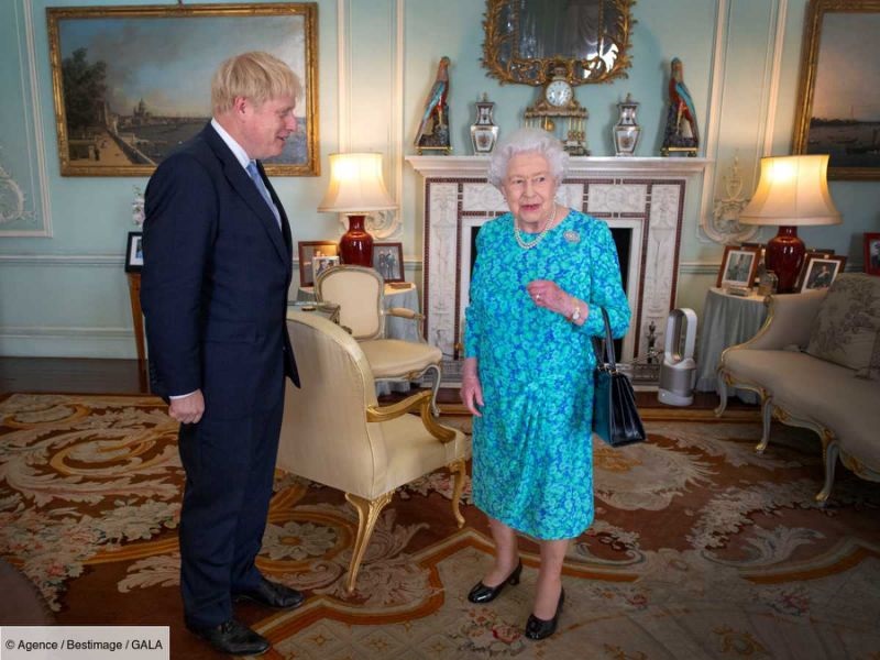 Elisabeth-II-en-ligne-avec-Boris-Johnson-son-vieux-telephone-amuse-les-internautes