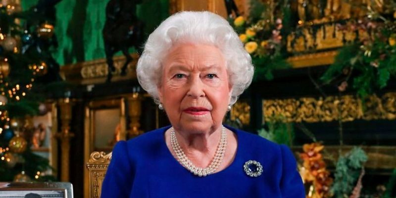 Elizabeht-II-la-surprise-secrete-de-la-reine-pour-les-5-et-2-ans-de-Charlotte-et-Louis