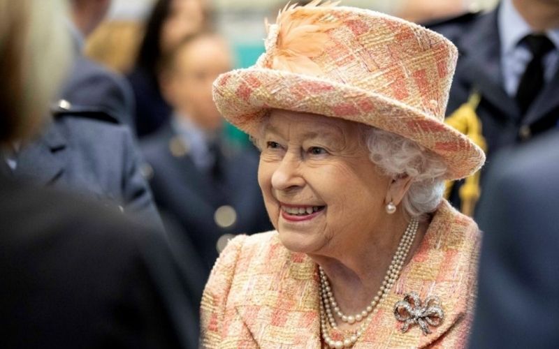Elizabeth-II-la-quantite-impressionnante-dalcool-quelle-consomme-tous-les-jours