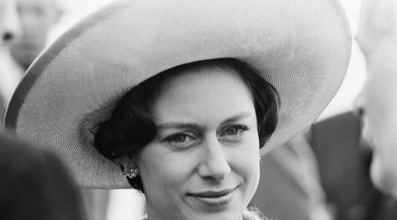 Elizabeth-II-pourquoi-sa-petite-soeur-Margaret-a-fini-sa-vie-en-fauteuil-roulant