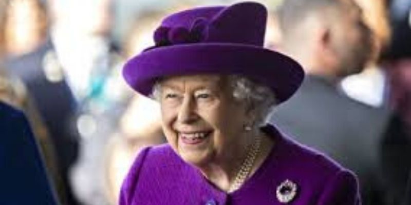 Elizabeth-II-un-accident-vestimentaire-a-bien-failli-gacher-sa-messe-de-Noel