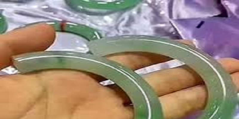 Elle-casse-un-bracelet-dans-un-magasin-et-sevanouit-apres-avoir-appris-son-prix