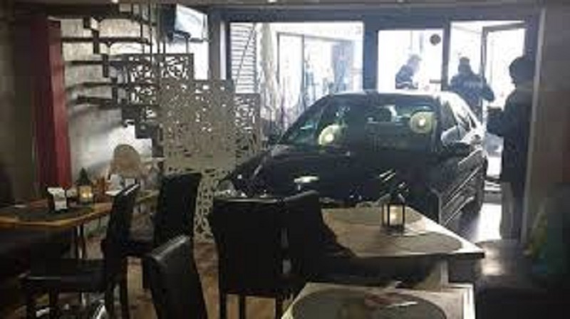 Elle-rentre-dans-un-restaurant-avec-sa-voiture