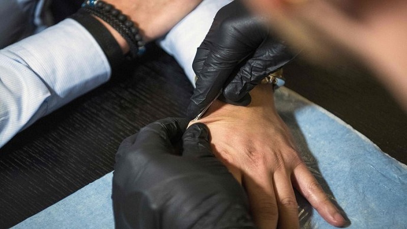 Elle-se-fait-implanter-sa-carte-bancaire-et-la-puce-de-son-interphone-sous-la-peau-video