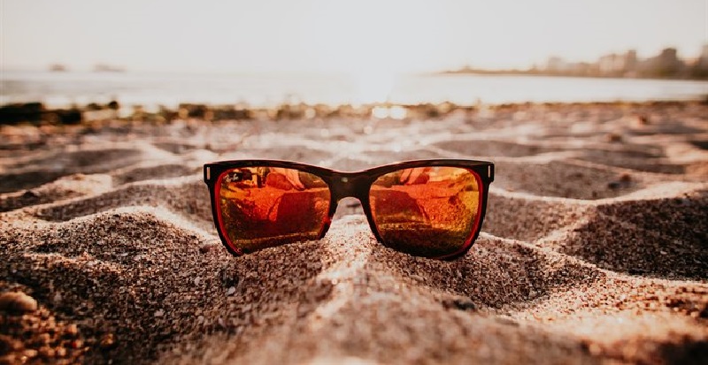 Elle-se-rend-compte-que-son-petit-ami-la-trompe-grace-a-ses-lunettes-video