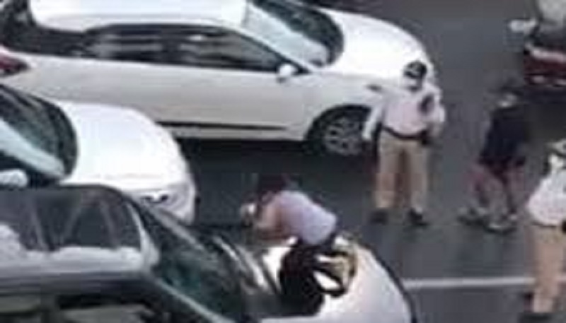 Elle-surprend-son-mari-avec-une-autre-et-provoque-un-embouteillage