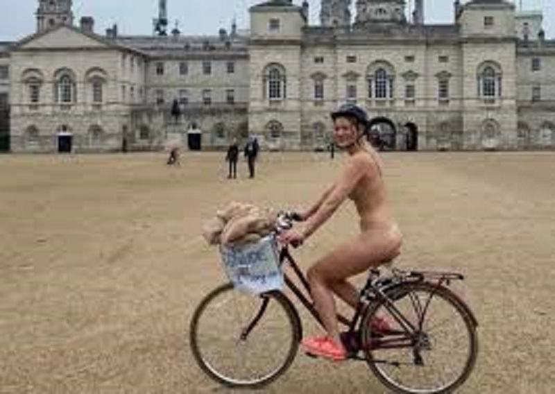 Elle-traverse-toute-nue-une-ville-a-velo-pour-une-raison-totalement-inattendue