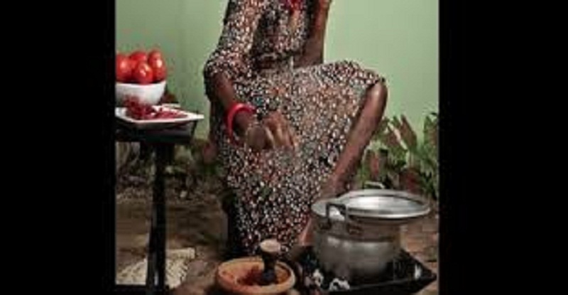 Elle-utilise-leau-de-sa-toilette-intime-pour-cuisiner-pour-son-copain