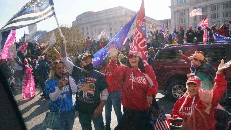 Emeutes-au-Capitole-une-partisane-de-Trump-arretee-apres-le-vol-de-donnees-de-Nancy-Pelosi