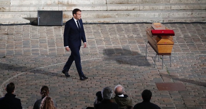 Emmanuel-Macron-au-bord-des-larmes-lors-de-lhommage-a-Samuel-Paty-video