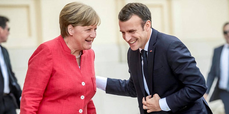 Emmanuel-Macron-et-Angela-Merkel-ces-petites-retrouvailles-au-bar-de-leur-hotel