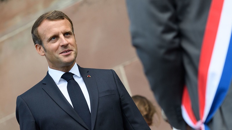 Emmanuel-Macron-un-sosie-du-president-repere-sur-une-vieille-photo-avec-Jean-Paul-II-photo