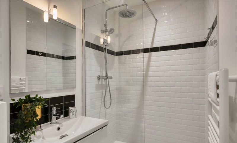 En-detresse-sexuelle-il-installe-une-camera-cachee-dans-la-salle-de-bain-de-son-appartement-a-louer