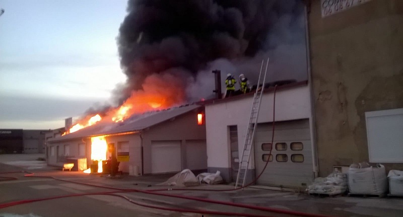 En-mettant-le-feu-a-un-magasin-il-sembrase-lui-meme-video
