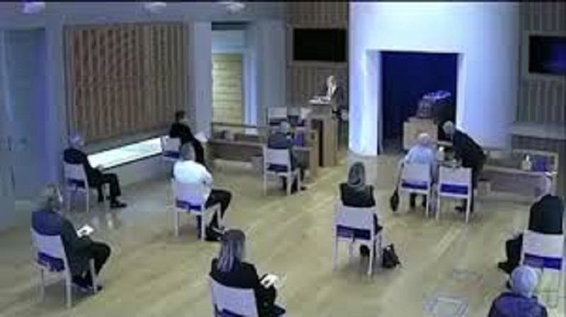 Enterrement-il-reconforte-sa-maman-effondree-et-se-fait-engueuler