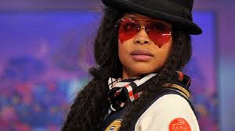 Erykah-Badu-la-chanteuse-positive-au-covid-19-dans-la-narine-gauche-et-negative-a-droite
