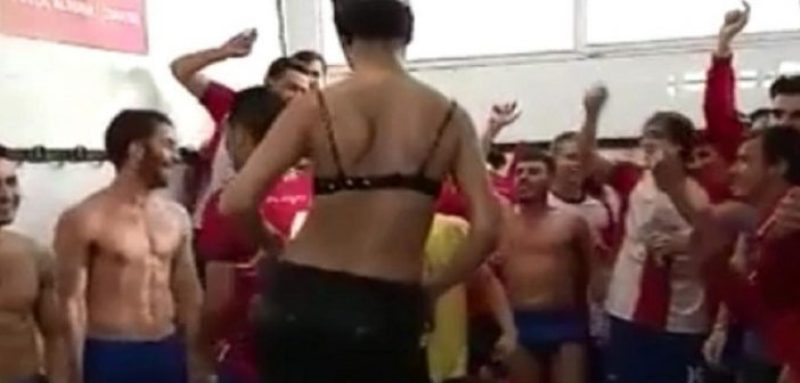 Espagne-Une-strip-teaseuse-dans-le-vestiaire-club-cree-un-scandale