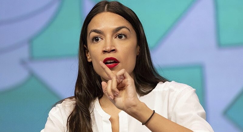 Etats-Unis-Traitee-de-salope-Alexandria-Ocasio-Cortez-riposte-avec-un-discours-enflamme-video
