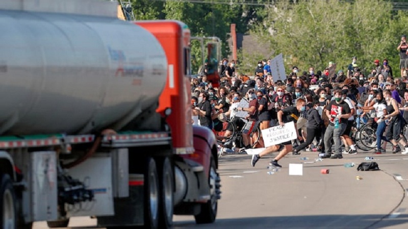 Etats-Unis-un-camion-citerne-a-fonce-sur-la-foule-de-manifestants-a-Minneapolis