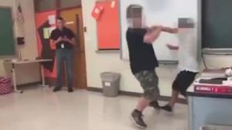 Etats-Unis-un-professeur-organisait-un-violent-Fight-Club-avec-des-eleves-video