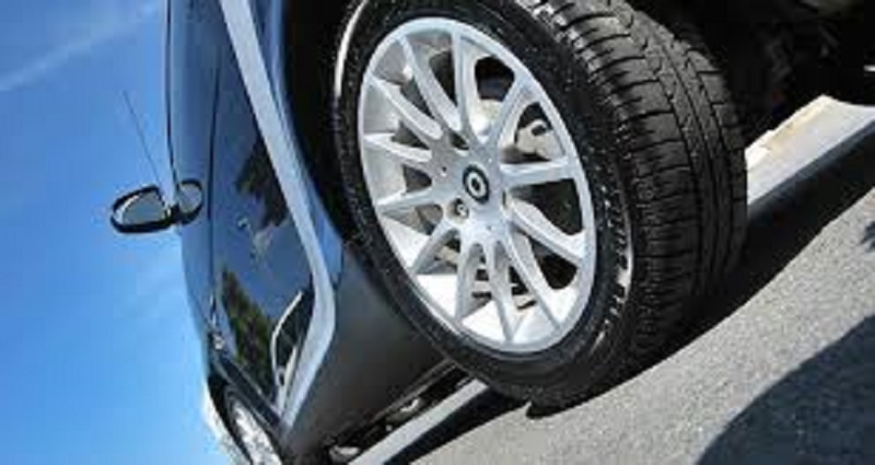 Expulse-de-la-fete-il-fonce-en-voiture-sur-les-invites