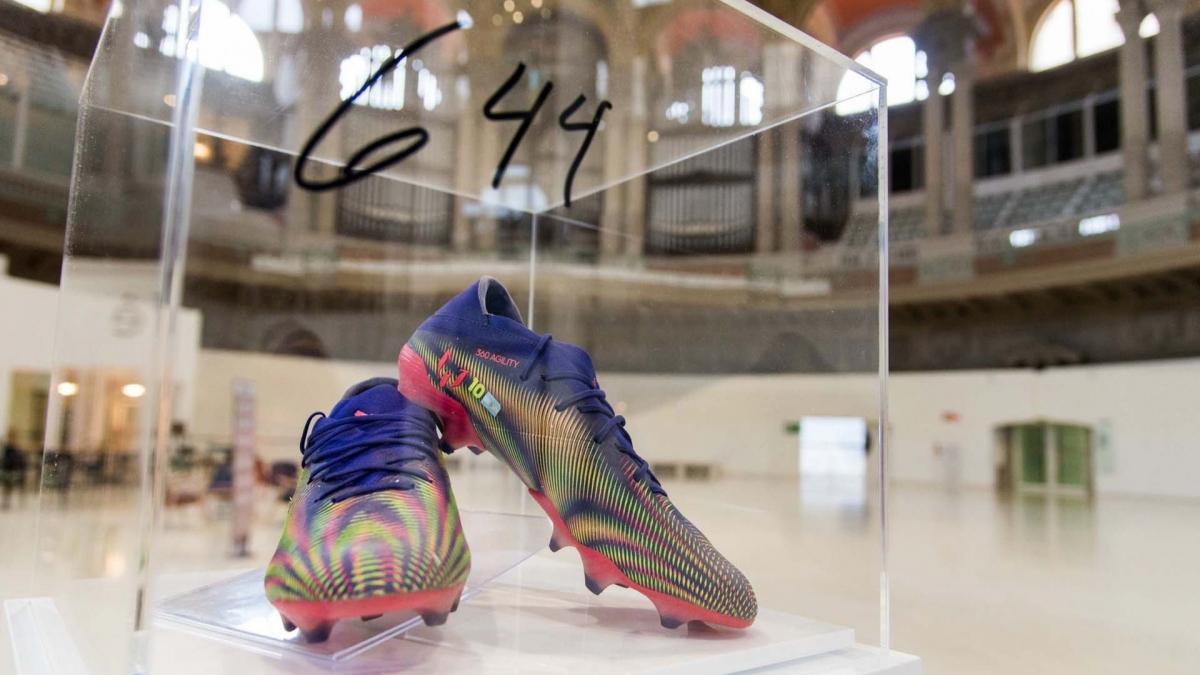 FC-Barcelone-les-chaussures-du-record-de-Lionel-Messi-exposees-au-musee-photo