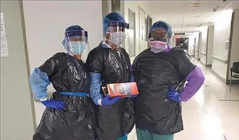 Faute-de-blouses-le-personnel-dun-centre-medical-US-utilisera-des-sacs-poubelles-et-des-impermeables