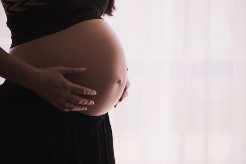 Femmes-enceintes-voici-comment-prevenir-les-vergetures-de-grossesse-e1558989337339