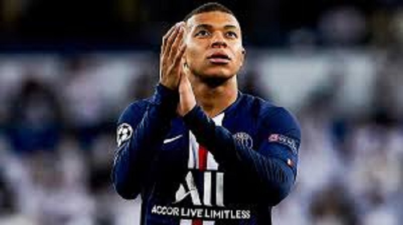 Football-Kylian-Mbappe-rend-hommage-a-Zlatan-Ibrahimovic