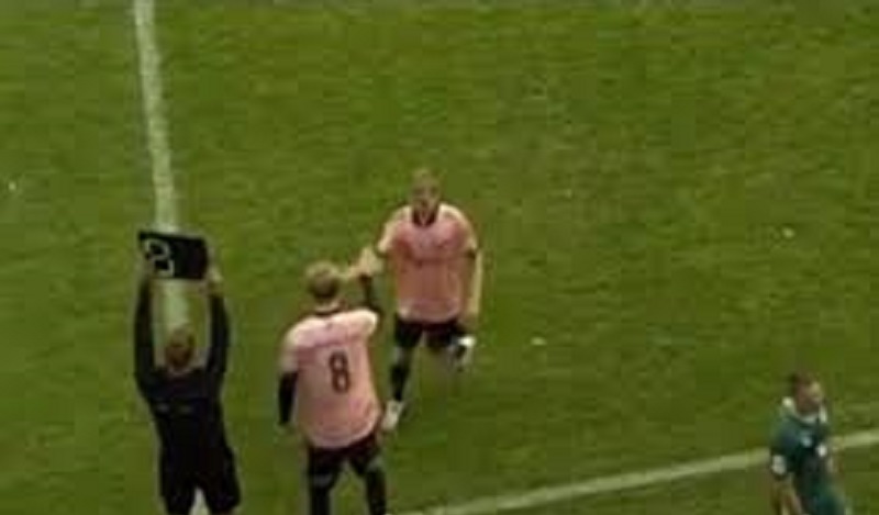 Football-il-se-fait-remplacer-apres-seulement-13-secondes