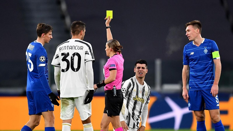 Football-le-meilleur-arbitre-du-monde-est-une-femme