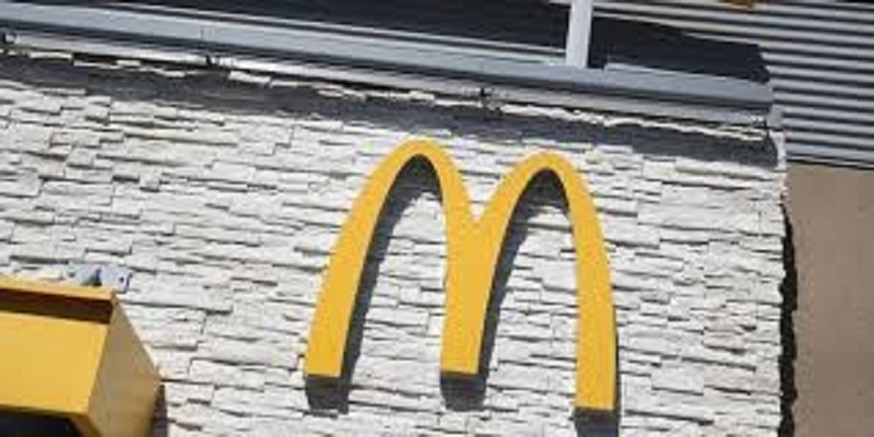 France-Covid-19-un-ancien-fast-food-transforme-en-banque-alimentaire