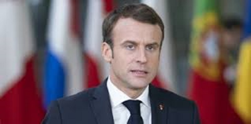 France-Emmanuel-Macron-est-effraye-par-une-femme-armee