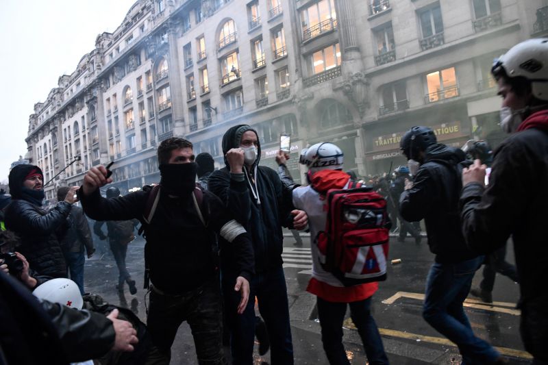 France-Paris-Vitrines-brisees-violences-et-charges-policieres-la-fin-de-la-manifestation-contre-la-reforme-des-retraites